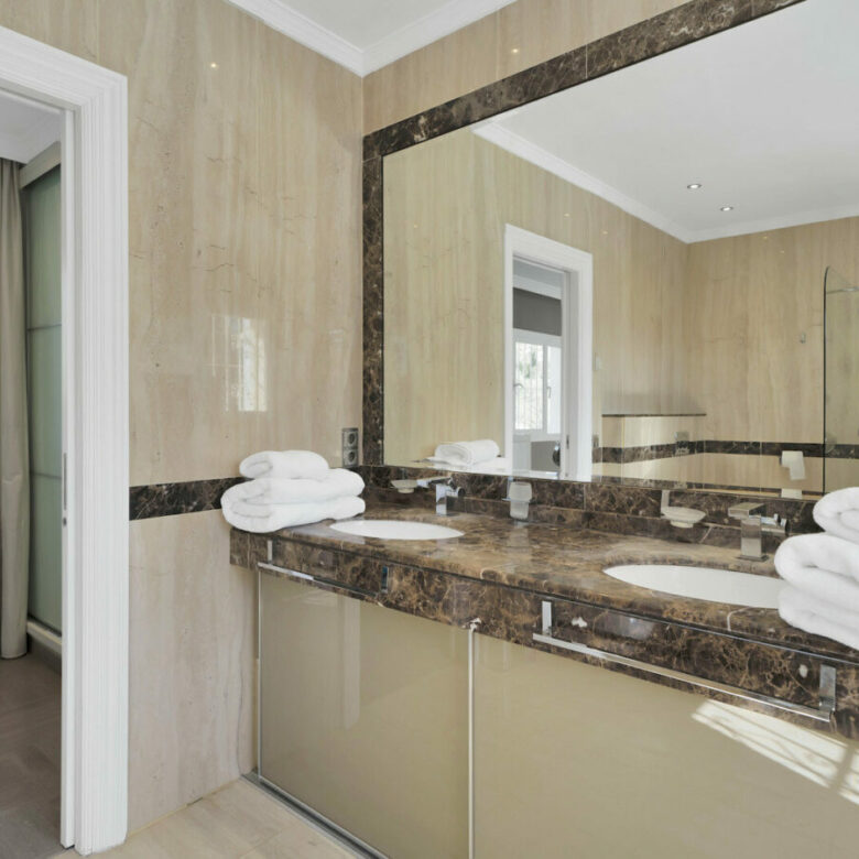 FOR SALE 🏡 Frontline Golf Villa with Four En-Suite Bedrooms on a 1,589 m² Plot – El Paraíso, New Golden Mile 🇪🇸