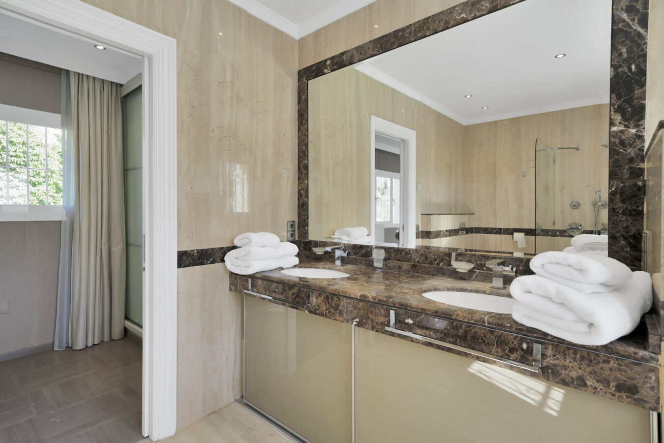 FOR SALE 🏡 Frontline Golf Villa with Four En-Suite Bedrooms on a 1,589 m² Plot – El Paraíso, New Golden Mile 🇪🇸