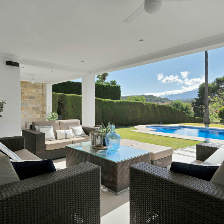 FOR SALE 🏡 Frontline Golf Villa with Four En-Suite Bedrooms on a 1,589 m² Plot – El Paraíso, New Golden Mile 🇪🇸