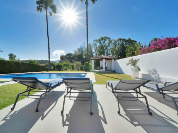 FOR SALE 🏡 Frontline Golf Villa with Four En-Suite Bedrooms on a 1,589 m² Plot – El Paraíso, New Golden Mile 🇪🇸