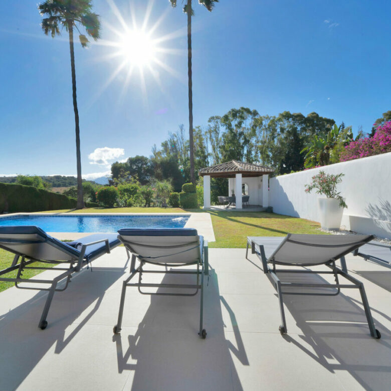 FOR SALE 🏡 Frontline Golf Villa with Four En-Suite Bedrooms on a 1,589 m² Plot – El Paraíso, New Golden Mile 🇪🇸