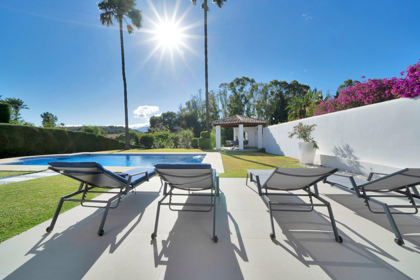 FOR SALE 🏡 Frontline Golf Villa with Four En-Suite Bedrooms on a 1,589 m² Plot – El Paraíso, New Golden Mile 🇪🇸
