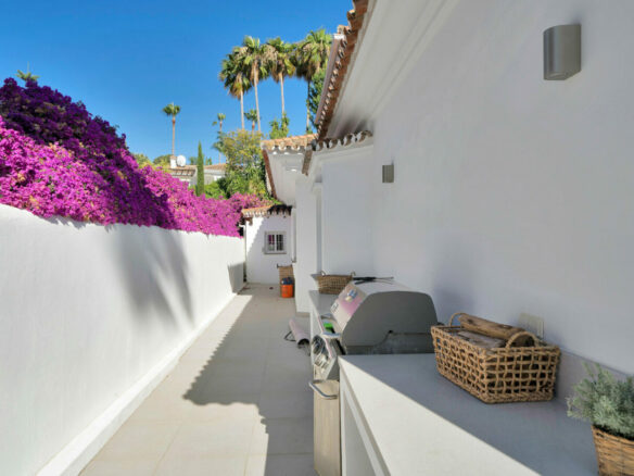 FOR SALE 🏡 Frontline Golf Villa with Four En-Suite Bedrooms on a 1,589 m² Plot – El Paraíso, New Golden Mile 🇪🇸