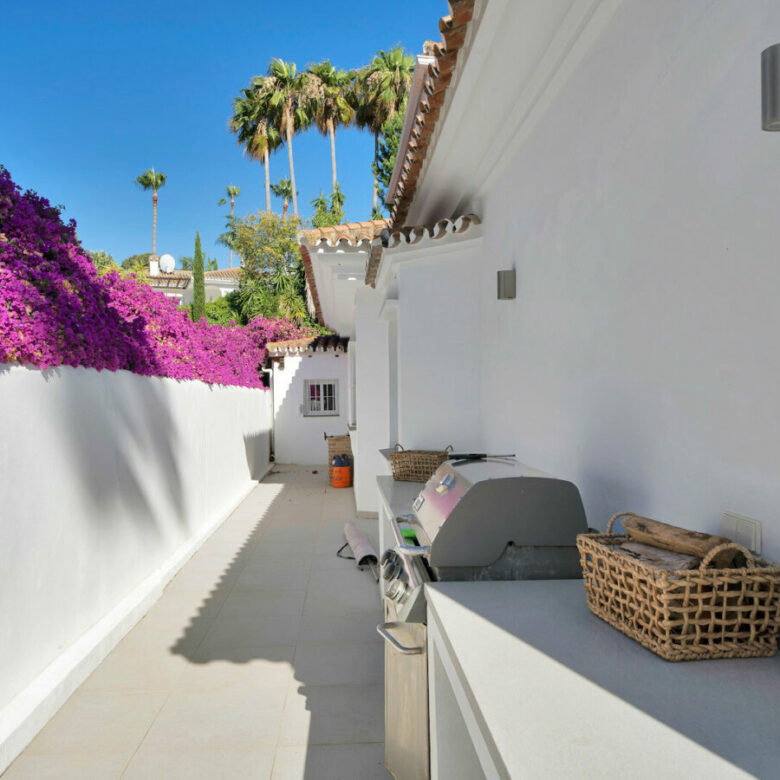 FOR SALE 🏡 Frontline Golf Villa with Four En-Suite Bedrooms on a 1,589 m² Plot – El Paraíso, New Golden Mile 🇪🇸