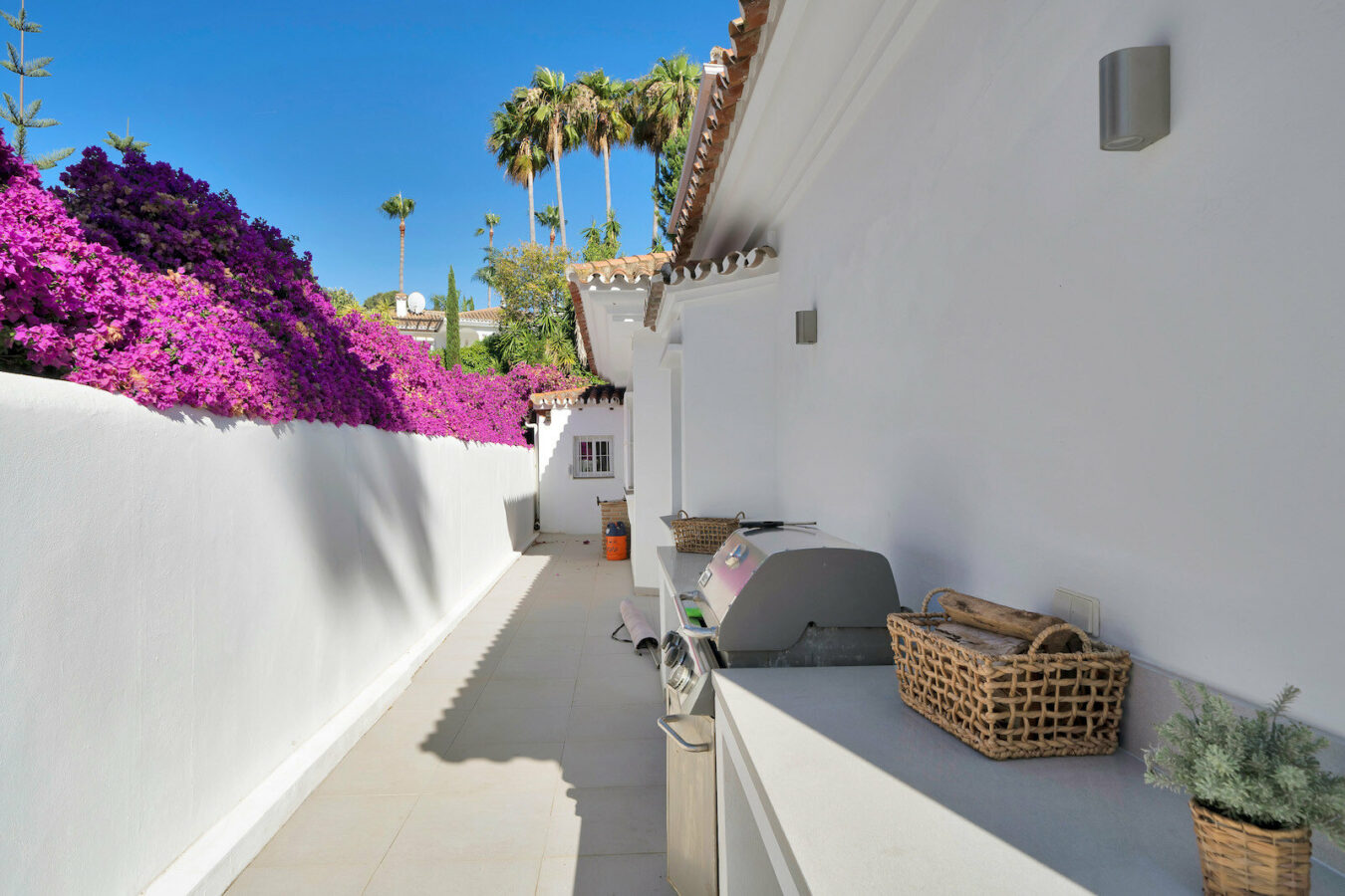 FOR SALE 🏡 Frontline Golf Villa with Four En-Suite Bedrooms on a 1,589 m² Plot – El Paraíso, New Golden Mile 🇪🇸