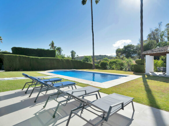 FOR SALE 🏡 Frontline Golf Villa with Four En-Suite Bedrooms on a 1,589 m² Plot – El Paraíso, New Golden Mile 🇪🇸