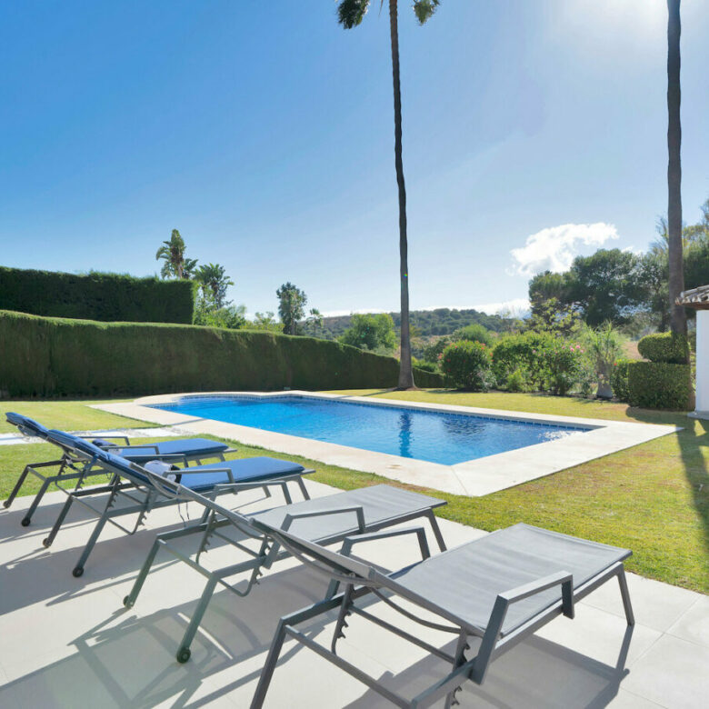 FOR SALE 🏡 Frontline Golf Villa with Four En-Suite Bedrooms on a 1,589 m² Plot – El Paraíso, New Golden Mile 🇪🇸