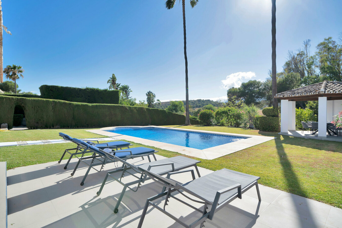 FOR SALE 🏡 Frontline Golf Villa with Four En-Suite Bedrooms on a 1,589 m² Plot – El Paraíso, New Golden Mile 🇪🇸