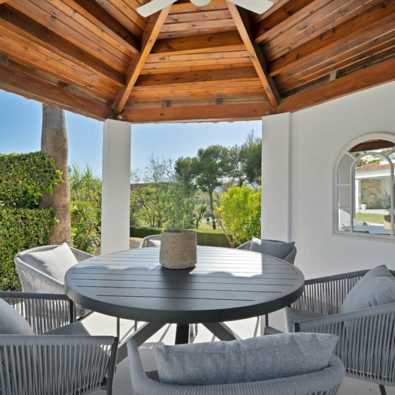 FOR SALE 🏡 Frontline Golf Villa with Four En-Suite Bedrooms on a 1,589 m² Plot – El Paraíso, New Golden Mile 🇪🇸