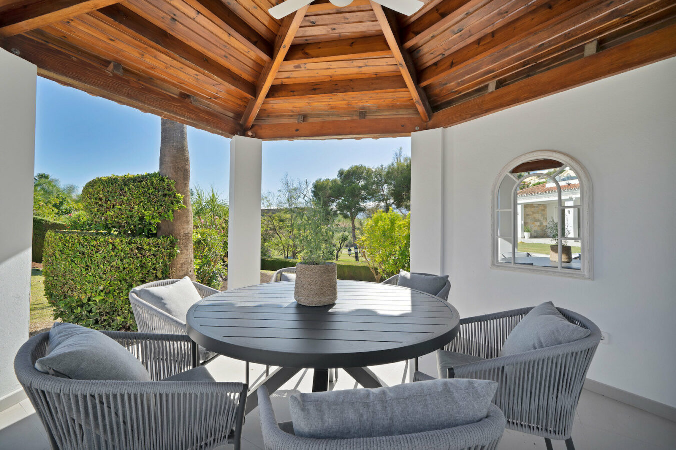 FOR SALE 🏡 Frontline Golf Villa with Four En-Suite Bedrooms on a 1,589 m² Plot – El Paraíso, New Golden Mile 🇪🇸