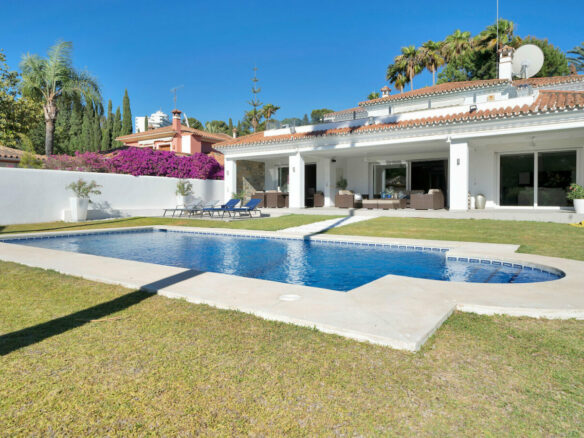 FOR SALE 🏡 Frontline Golf Villa with Four En-Suite Bedrooms on a 1,589 m² Plot – El Paraíso, New Golden Mile 🇪🇸