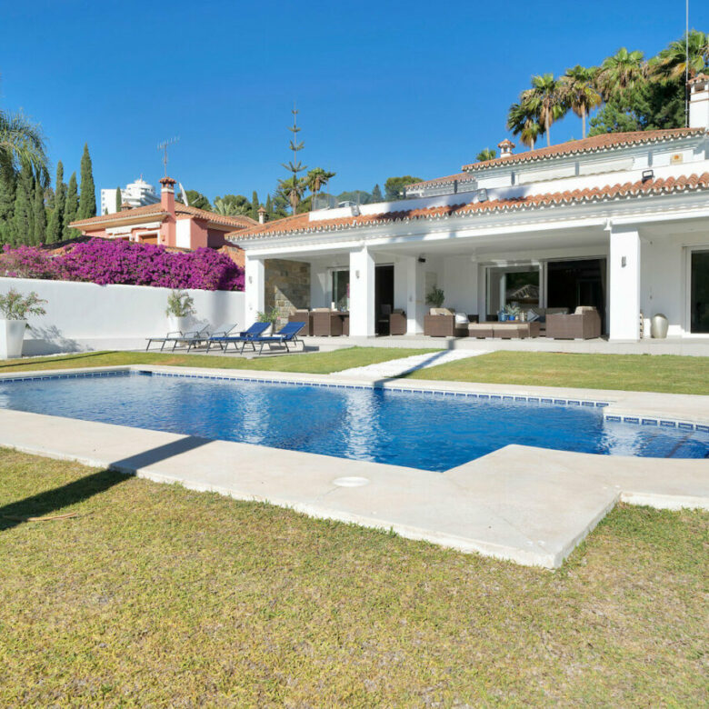 FOR SALE 🏡 Frontline Golf Villa with Four En-Suite Bedrooms on a 1,589 m² Plot – El Paraíso, New Golden Mile 🇪🇸