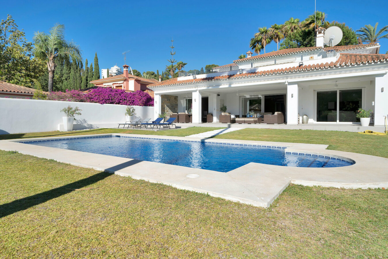 FOR SALE 🏡 Frontline Golf Villa with Four En-Suite Bedrooms on a 1,589 m² Plot – El Paraíso, New Golden Mile 🇪🇸