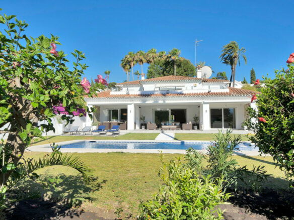 FOR SALE 🏡 Frontline Golf Villa with Four En-Suite Bedrooms on a 1,589 m² Plot – El Paraíso, New Golden Mile 🇪🇸