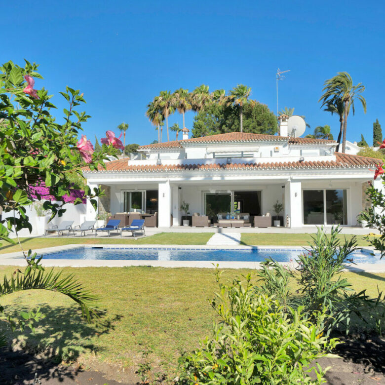FOR SALE 🏡 Frontline Golf Villa with Four En-Suite Bedrooms on a 1,589 m² Plot – El Paraíso, New Golden Mile 🇪🇸