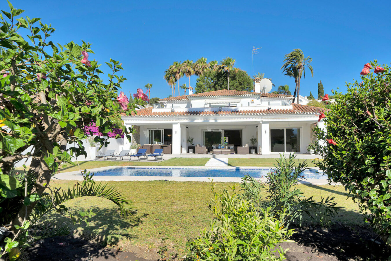 FOR SALE 🏡 Frontline Golf Villa with Four En-Suite Bedrooms on a 1,589 m² Plot – El Paraíso, New Golden Mile 🇪🇸
