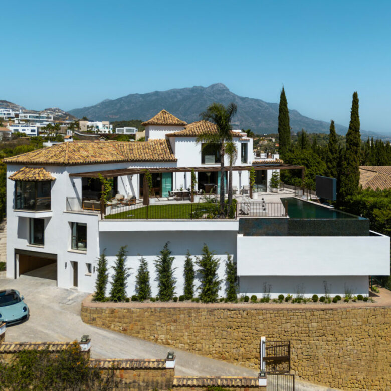 “Contemporary Luxury Living in El Herrojo”