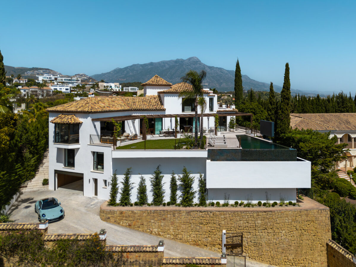 “Contemporary Luxury Living in El Herrojo”