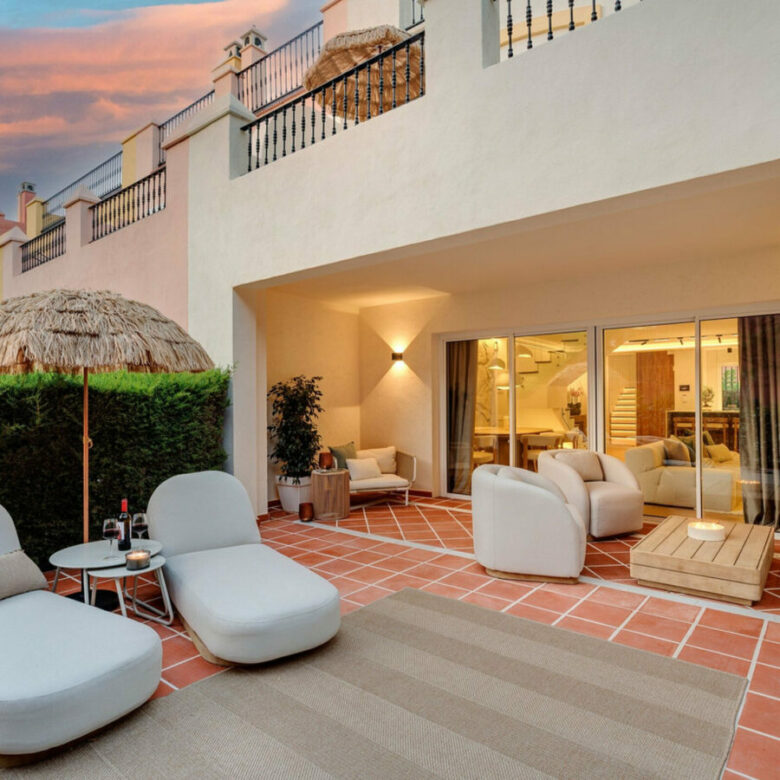 FOR SALE 🏡 Fully Renovated Designer Townhouse with Garden and Rooftop Solarium – Golden Mile, Marbella 🇪🇸