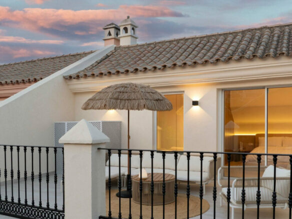 FOR SALE 🏡 Fully Renovated Designer Townhouse with Garden and Rooftop Solarium – Golden Mile, Marbella 🇪🇸