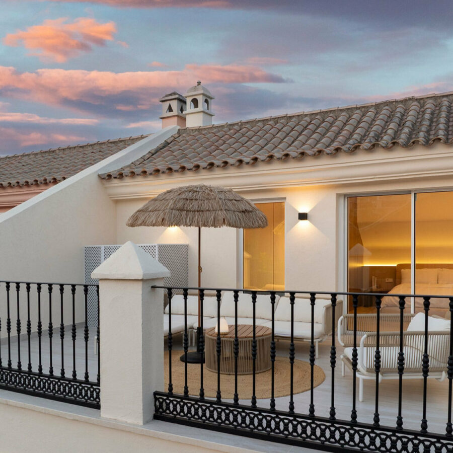 FOR SALE 🏡 Fully Renovated Designer Townhouse with Garden and Rooftop Solarium – Golden Mile, Marbella 🇪🇸