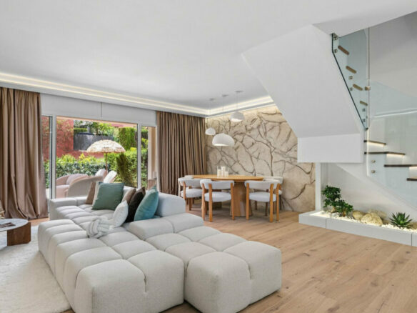 FOR SALE 🏡 Fully Renovated Designer Townhouse with Garden and Rooftop Solarium – Golden Mile, Marbella 🇪🇸