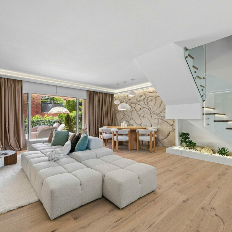 FOR SALE 🏡 Fully Renovated Designer Townhouse with Garden and Rooftop Solarium – Golden Mile, Marbella 🇪🇸