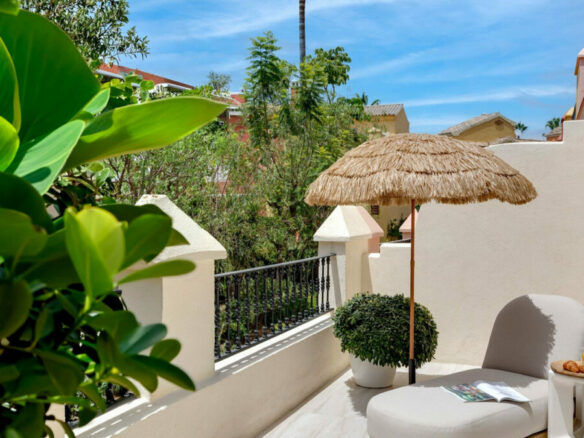 FOR SALE 🏡 Fully Renovated Designer Townhouse with Garden and Rooftop Solarium – Golden Mile, Marbella 🇪🇸