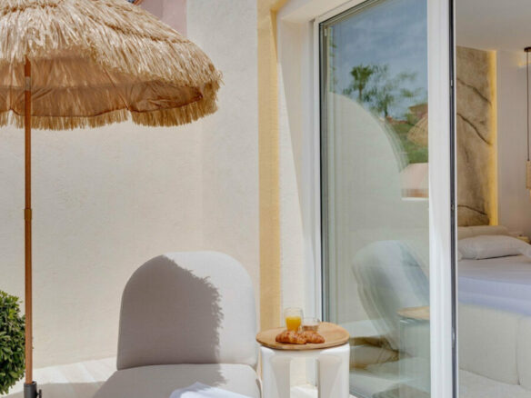 FOR SALE 🏡 Fully Renovated Designer Townhouse with Garden and Rooftop Solarium – Golden Mile, Marbella 🇪🇸