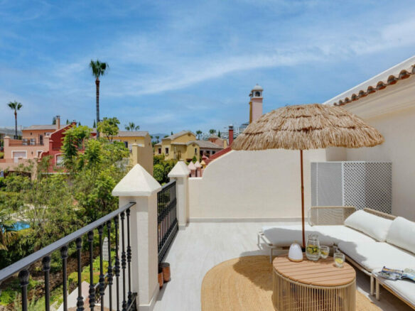 FOR SALE 🏡 Fully Renovated Designer Townhouse with Garden and Rooftop Solarium – Golden Mile, Marbella 🇪🇸