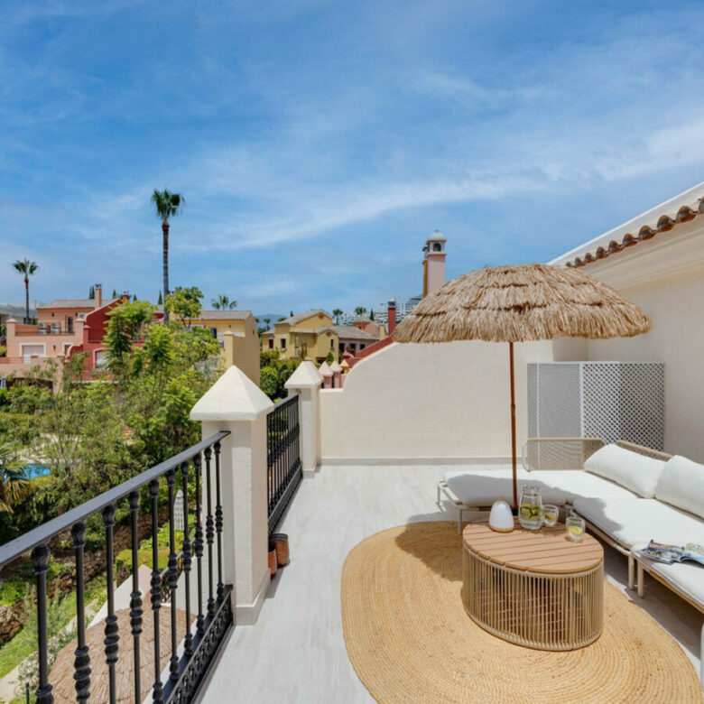 FOR SALE 🏡 Fully Renovated Designer Townhouse with Garden and Rooftop Solarium – Golden Mile, Marbella 🇪🇸