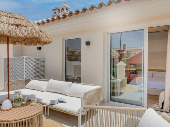 FOR SALE 🏡 Fully Renovated Designer Townhouse with Garden and Rooftop Solarium – Golden Mile, Marbella 🇪🇸