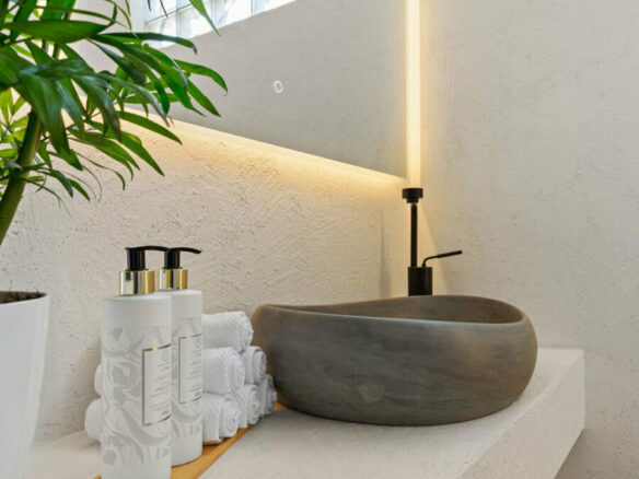 FOR SALE 🏡 Fully Renovated Designer Townhouse with Garden and Rooftop Solarium – Golden Mile, Marbella 🇪🇸