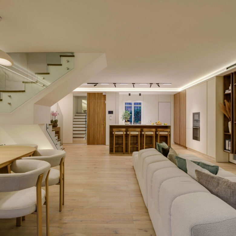 FOR SALE 🏡 Fully Renovated Designer Townhouse with Garden and Rooftop Solarium – Golden Mile, Marbella 🇪🇸