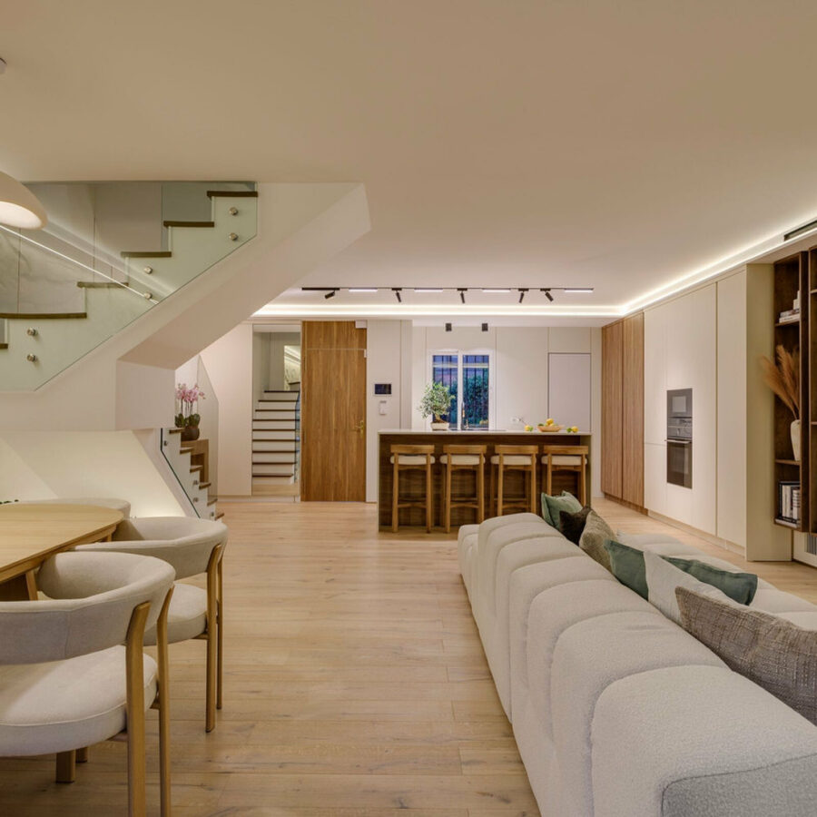 FOR SALE 🏡 Fully Renovated Designer Townhouse with Garden and Rooftop Solarium – Golden Mile, Marbella 🇪🇸
