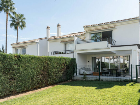 FOR SALE 🏡 Fully Renovated Three-Bedroom Townhouse in a Small Gated Community – El Paraíso, Benahavís 🇪🇸