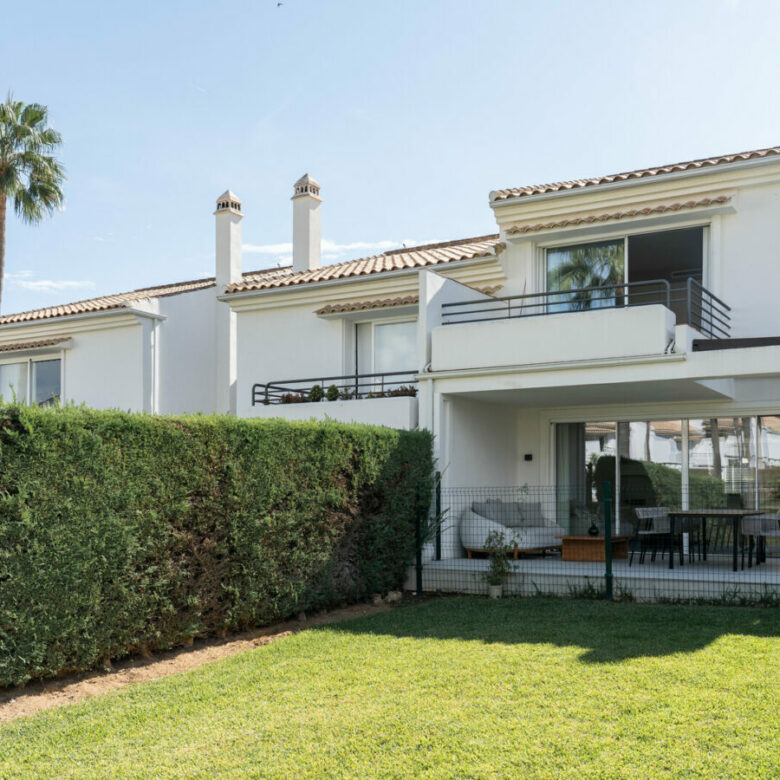 FOR SALE 🏡 Fully Renovated Three-Bedroom Townhouse in a Small Gated Community – El Paraíso, Benahavís 🇪🇸