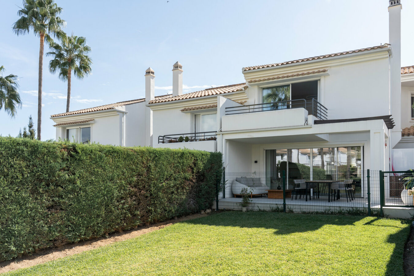 FOR SALE 🏡 Fully Renovated Three-Bedroom Townhouse in a Small Gated Community – El Paraíso, Benahavís 🇪🇸