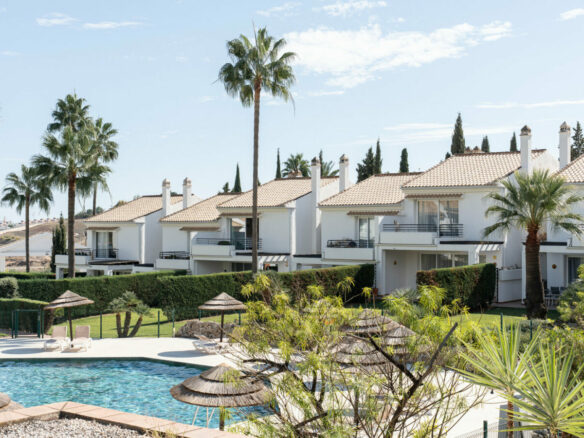 FOR SALE 🏡 Fully Renovated Three-Bedroom Townhouse in a Small Gated Community – El Paraíso, Benahavís 🇪🇸
