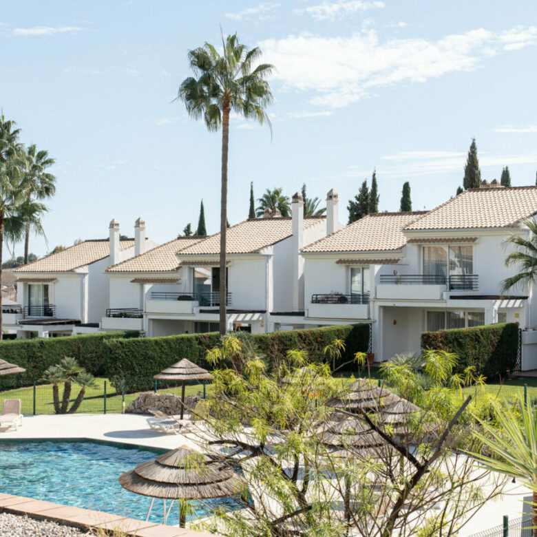 FOR SALE 🏡 Fully Renovated Three-Bedroom Townhouse in a Small Gated Community – El Paraíso, Benahavís 🇪🇸