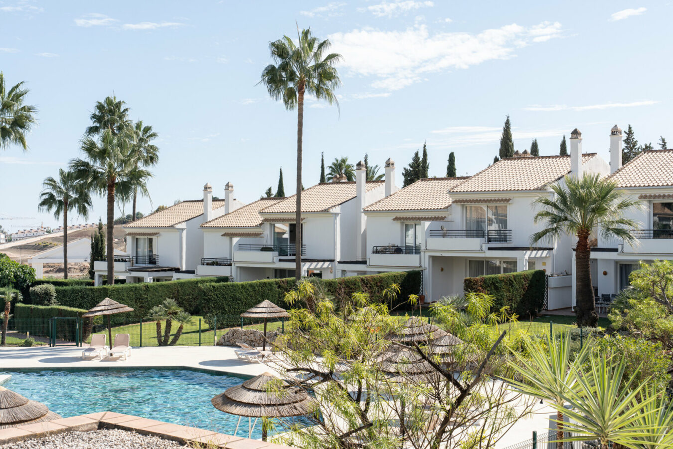 FOR SALE 🏡 Fully Renovated Three-Bedroom Townhouse in a Small Gated Community – El Paraíso, Benahavís 🇪🇸