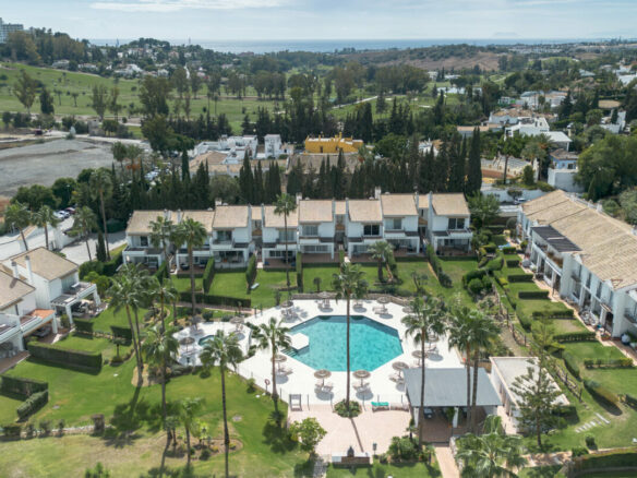 FOR SALE 🏡 Fully Renovated Three-Bedroom Townhouse in a Small Gated Community – El Paraíso, Benahavís 🇪🇸