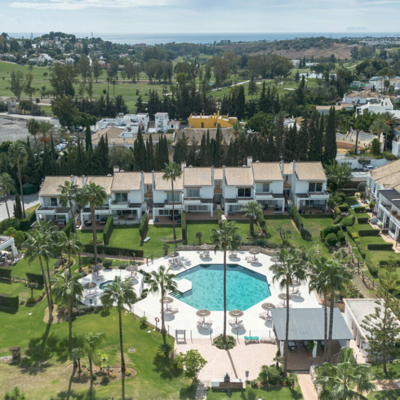FOR SALE 🏡 Fully Renovated Three-Bedroom Townhouse in a Small Gated Community – El Paraíso, Benahavís 🇪🇸