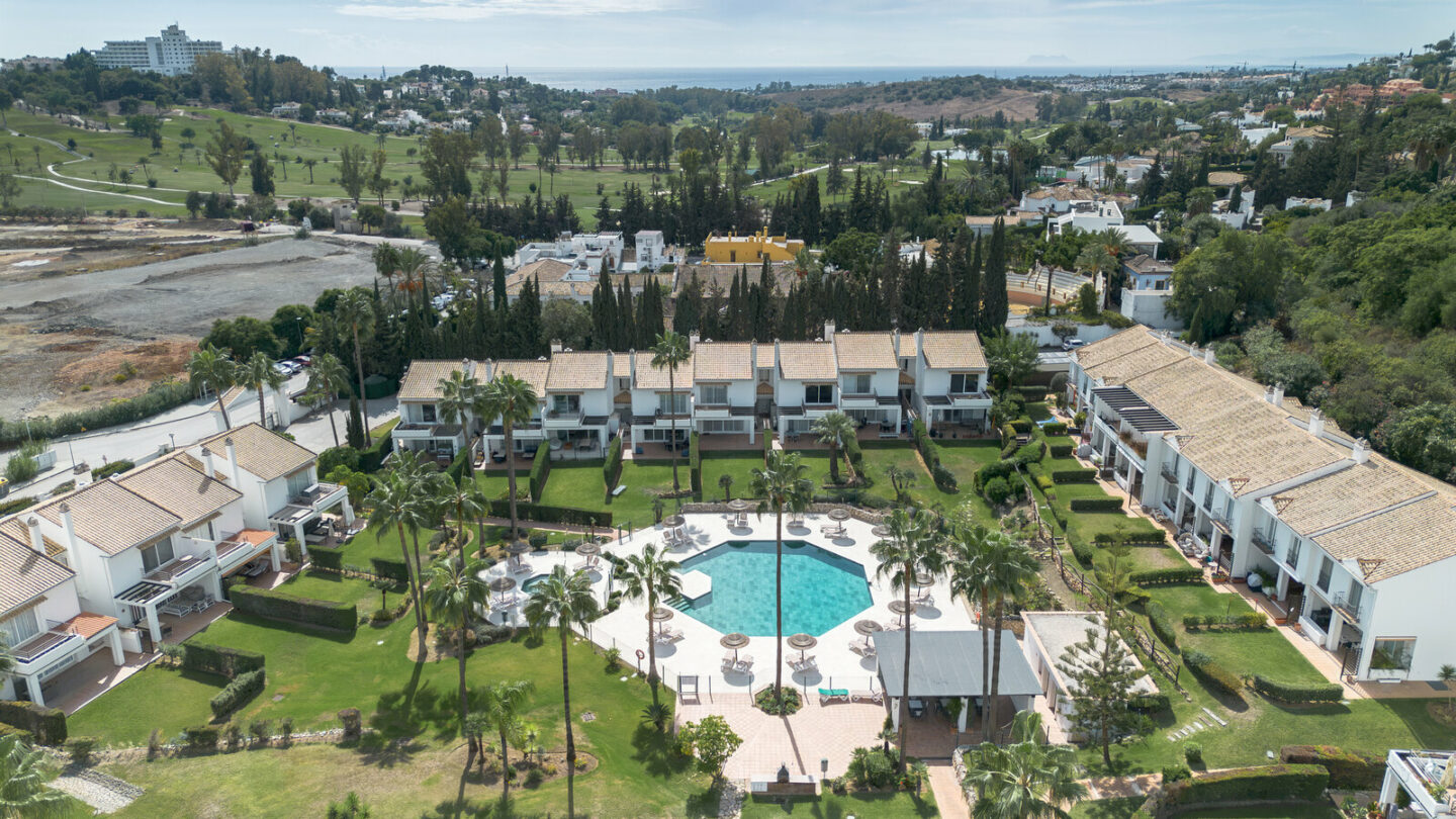 FOR SALE 🏡 Fully Renovated Three-Bedroom Townhouse in a Small Gated Community – El Paraíso, Benahavís 🇪🇸