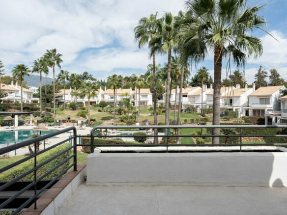 FOR SALE 🏡 Fully Renovated Three-Bedroom Townhouse in a Small Gated Community – El Paraíso, Benahavís 🇪🇸