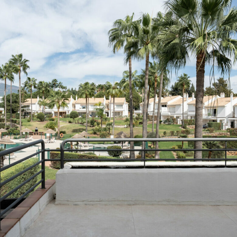 FOR SALE 🏡 Fully Renovated Three-Bedroom Townhouse in a Small Gated Community – El Paraíso, Benahavís 🇪🇸
