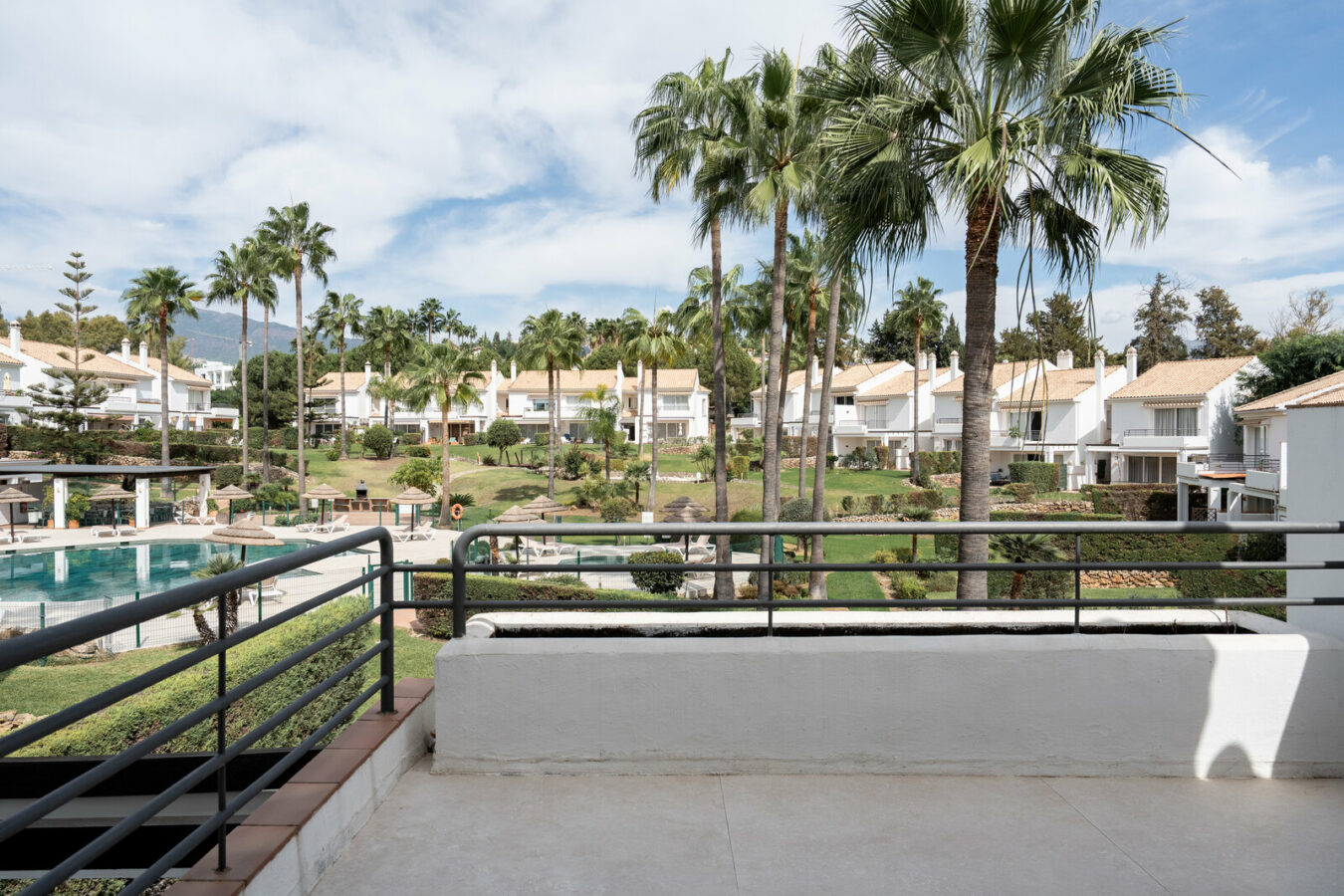 FOR SALE 🏡 Fully Renovated Three-Bedroom Townhouse in a Small Gated Community – El Paraíso, Benahavís 🇪🇸