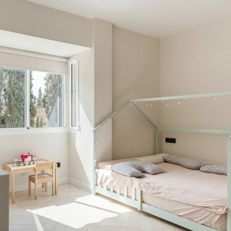 FOR SALE 🏡 Fully Renovated Three-Bedroom Townhouse in a Small Gated Community – El Paraíso, Benahavís 🇪🇸