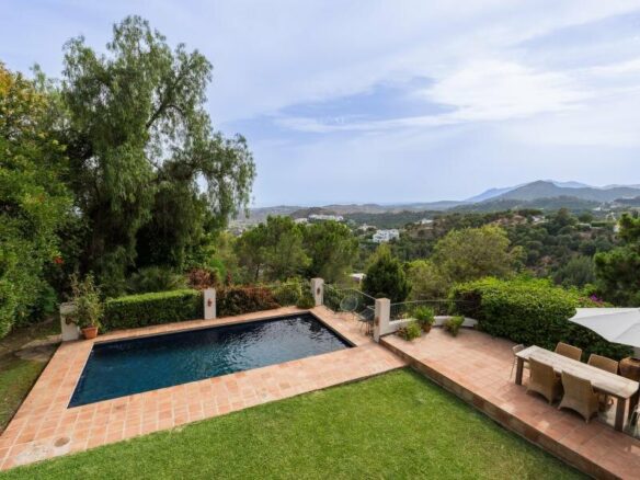 FOR SALE 🏡 Mediterranean Four-Bedroom Villa on a 5,558 m² Plot with Mature Gardens and Pool – El Madroñal, Benahavís 🇪🇸