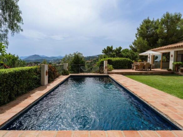 FOR SALE 🏡 Mediterranean Four-Bedroom Villa on a 5,558 m² Plot with Mature Gardens and Pool – El Madroñal, Benahavís 🇪🇸